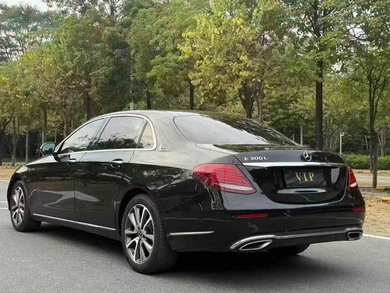 奔驰E 内饰后排