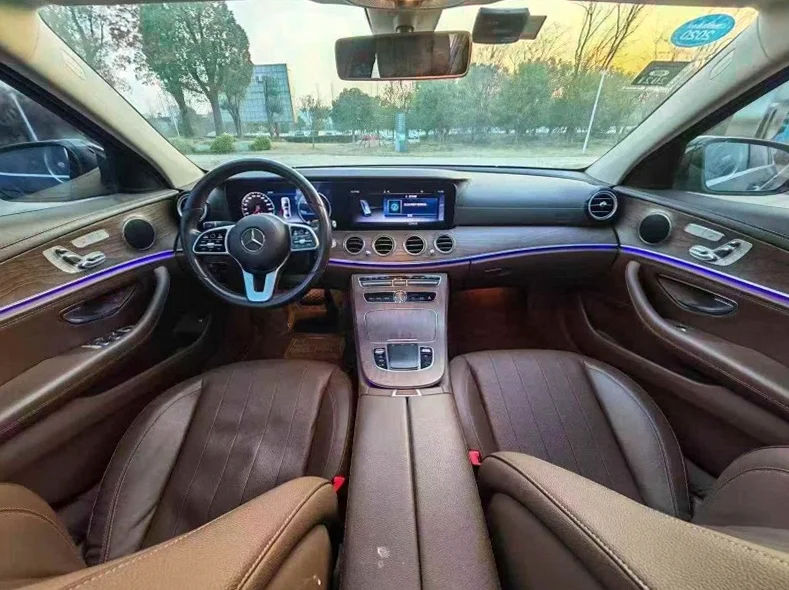 奔驰E 后面外观一