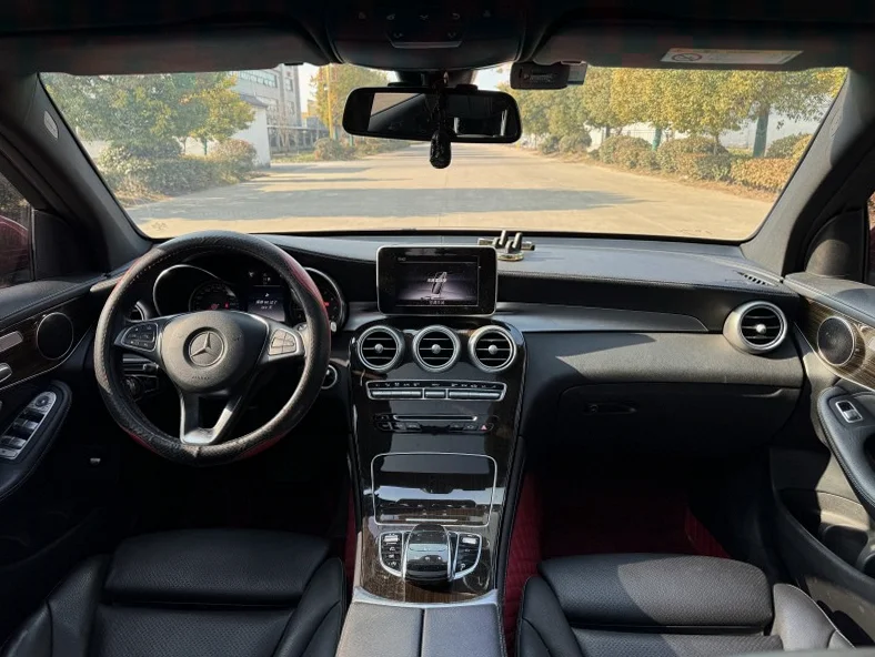 奔驰GLC 驾驶室