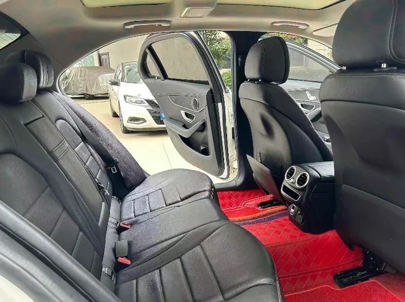 奔驰C 后面外观二