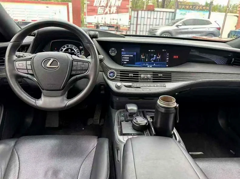 雷克萨斯LS 后面外观一