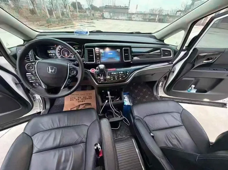 本田艾力绅 内饰前排