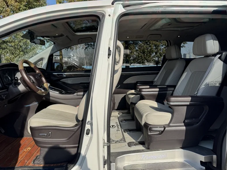 传祺M8 内饰前排