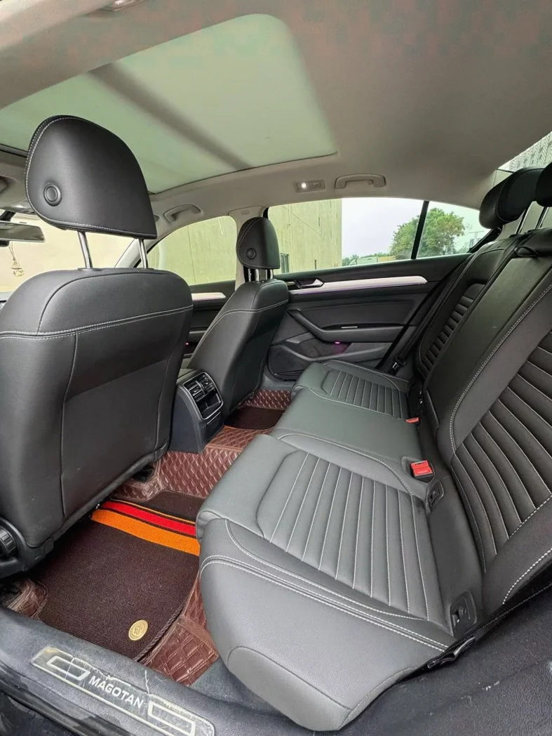 大众迈腾 内饰后排