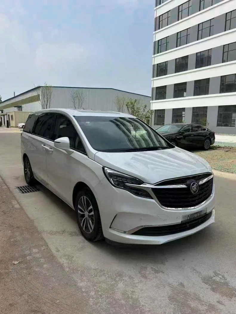 别克GL8 正面外观二