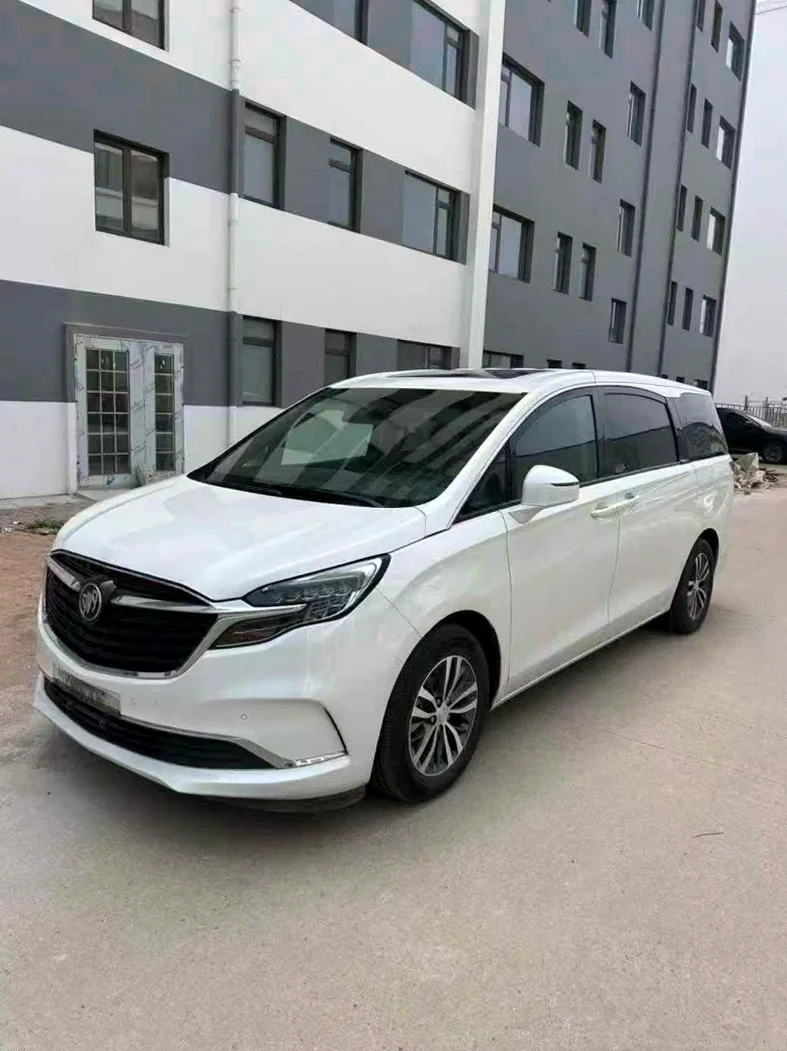 别克GL8 正面外观三