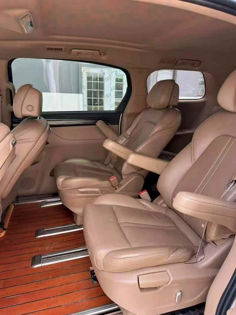 别克GL8 后面外观一