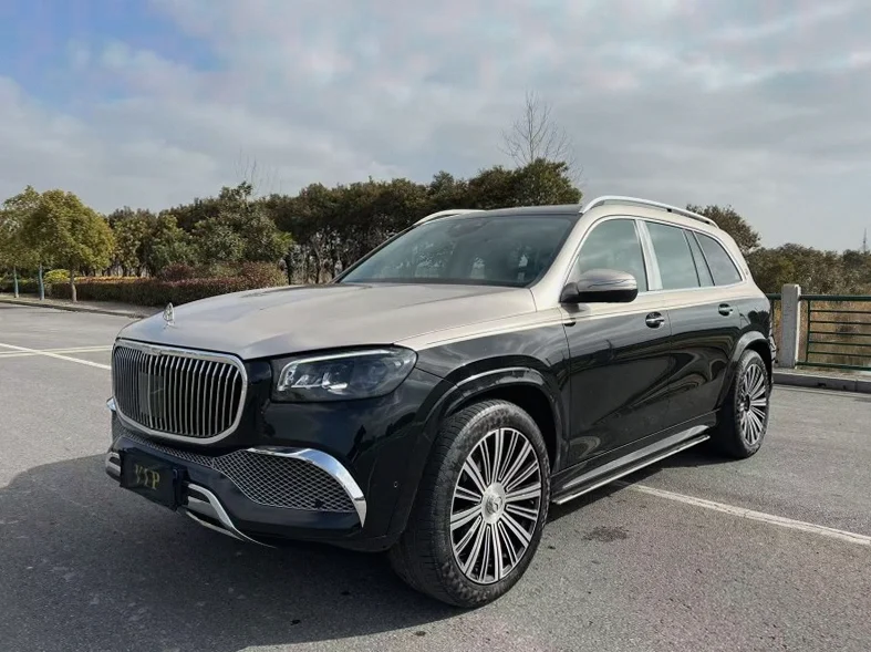 奔驰GLS 后面外观三