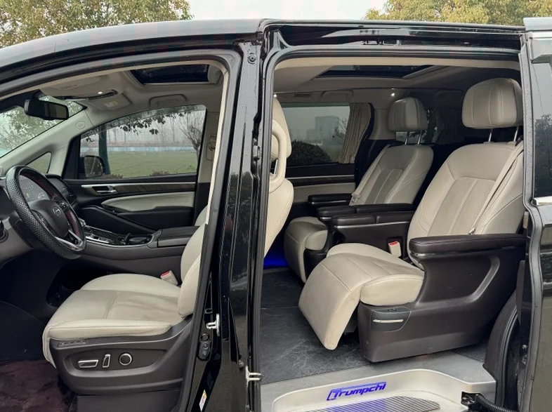 传祺M8 内饰前排