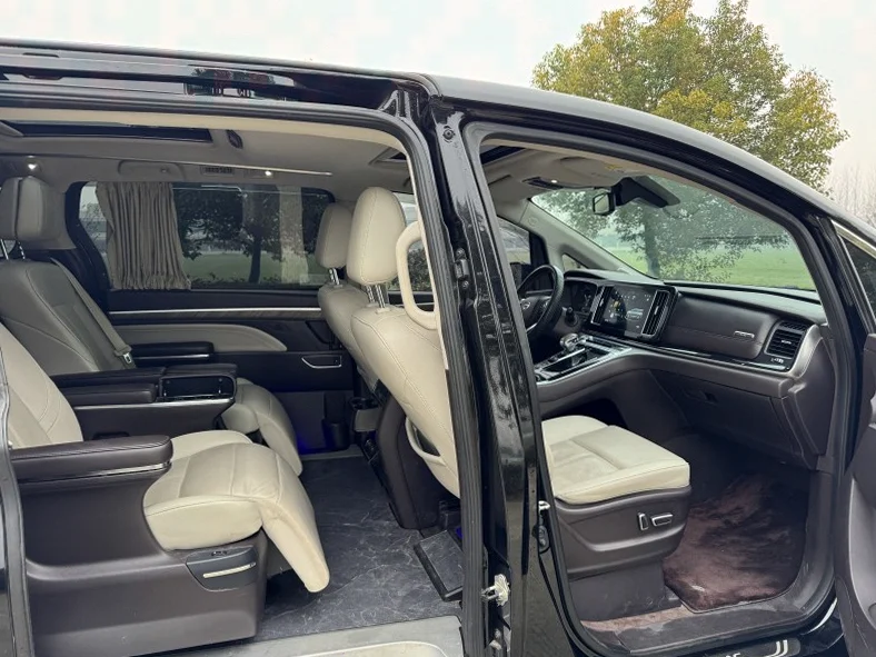 传祺M8 内饰后排