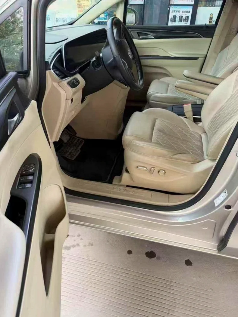 别克GL8 正面外观三