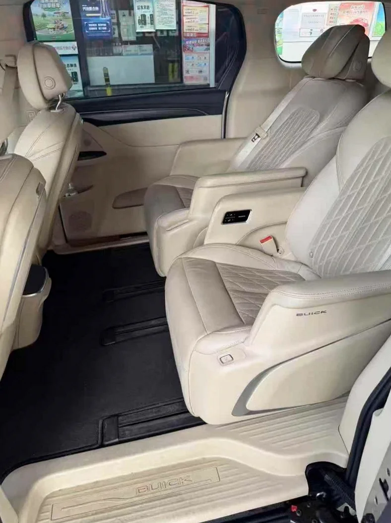 别克GL8 后面外观三