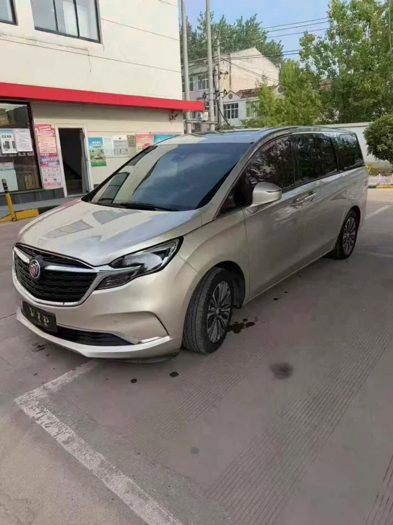 别克GL8 正面外观二