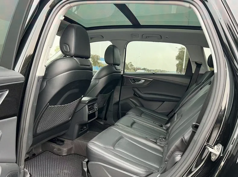 奥迪Q7 后面外观一