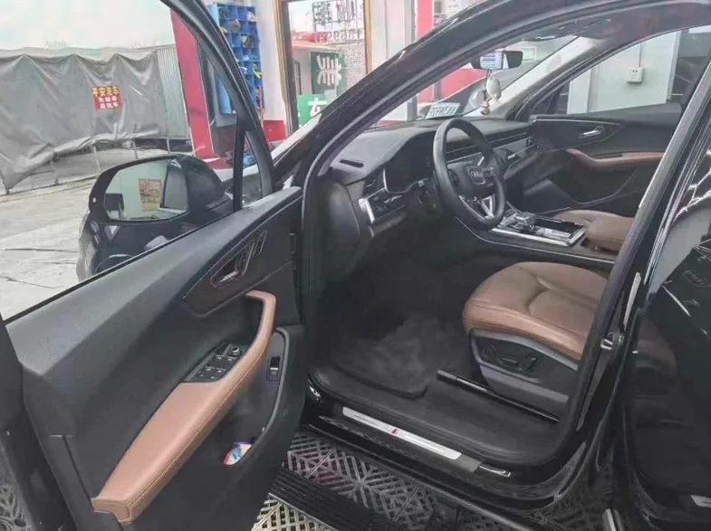 奥迪Q7 内饰前排