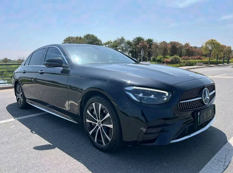 奔驰E 正面外观二