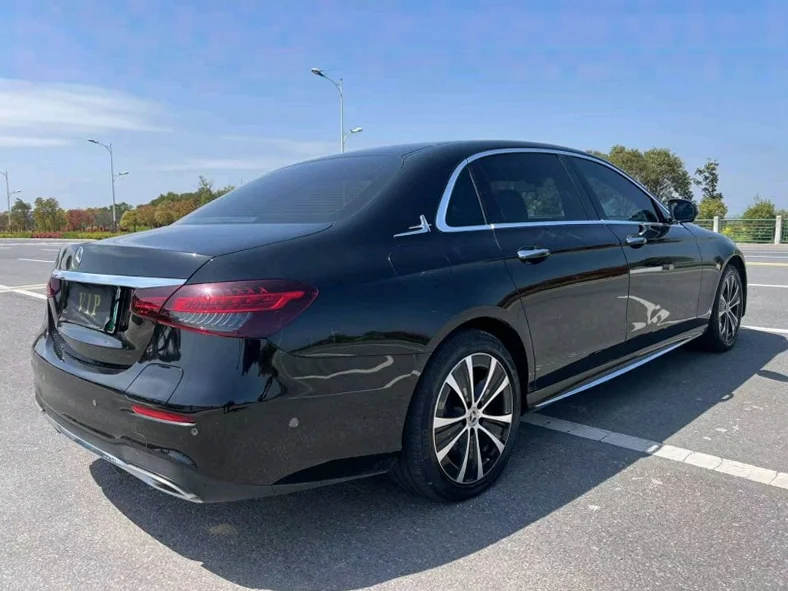 奔驰E 正面外观三