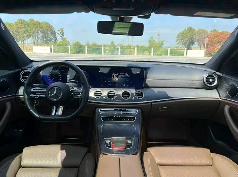 奔驰E 内饰后排