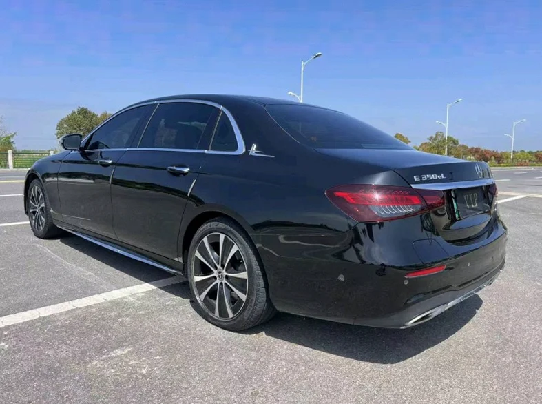 奔驰E 后面外观三