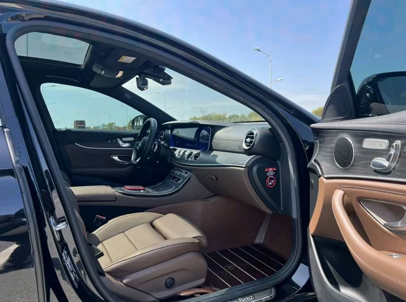 奔驰E 内饰前排