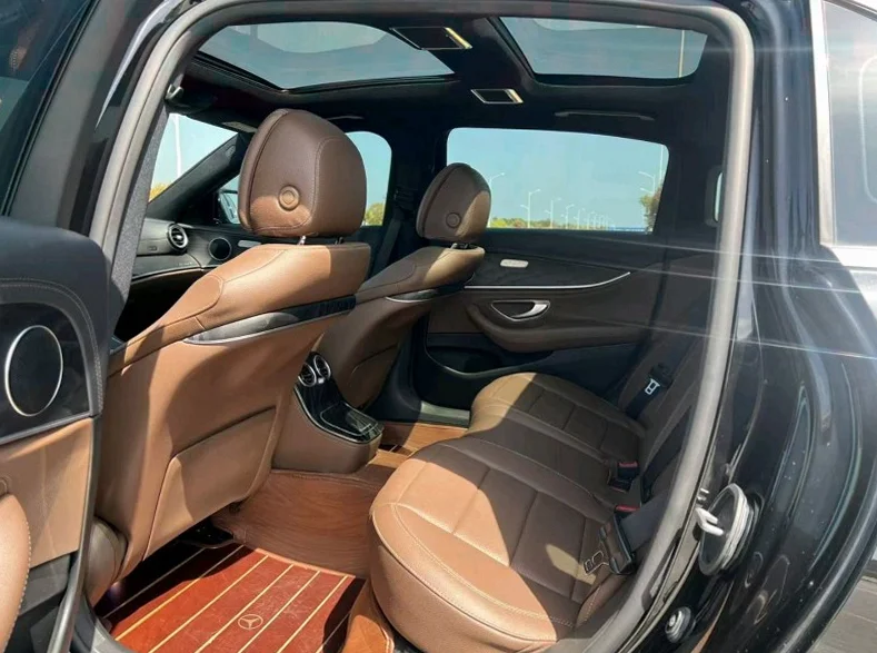 奔驰E 后面外观一