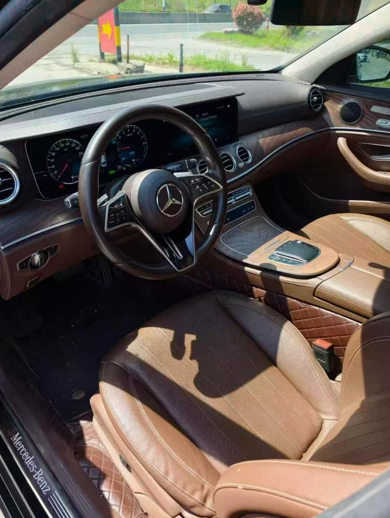 奔驰E 后面外观一