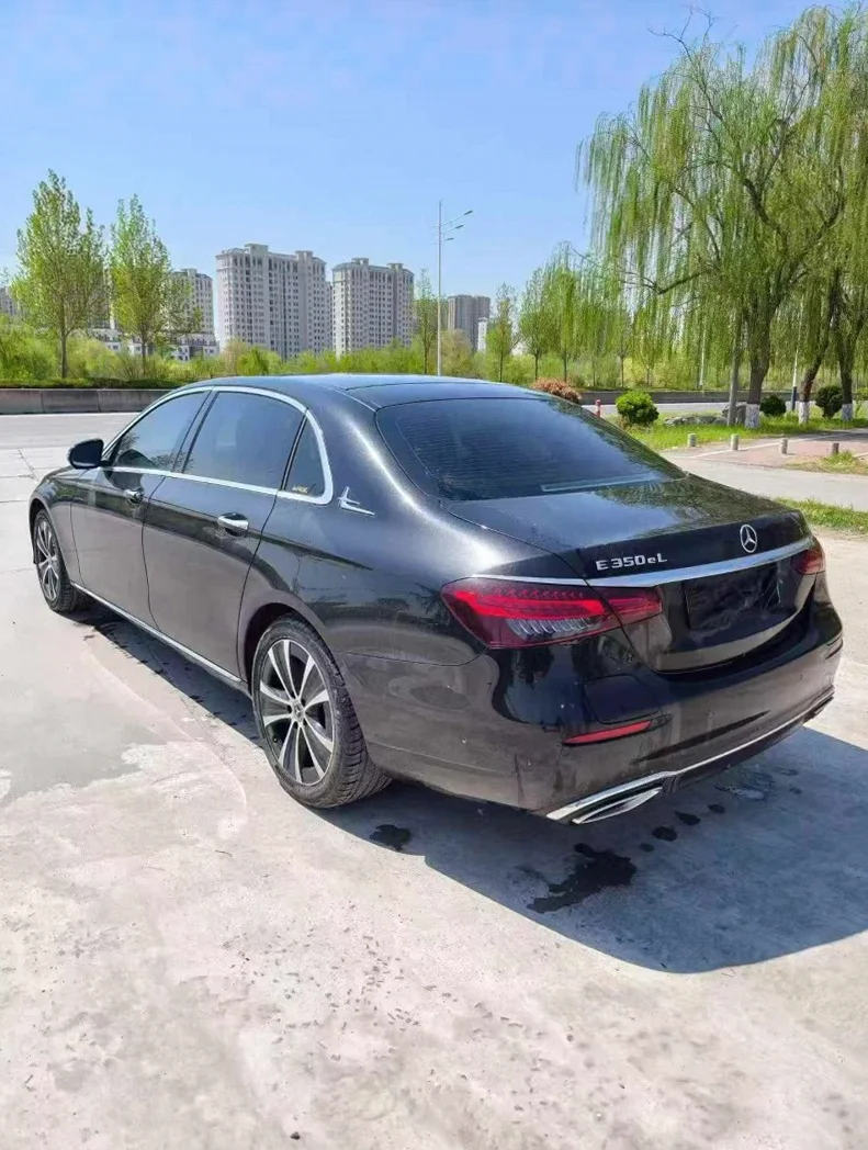 奔驰E 内饰后排