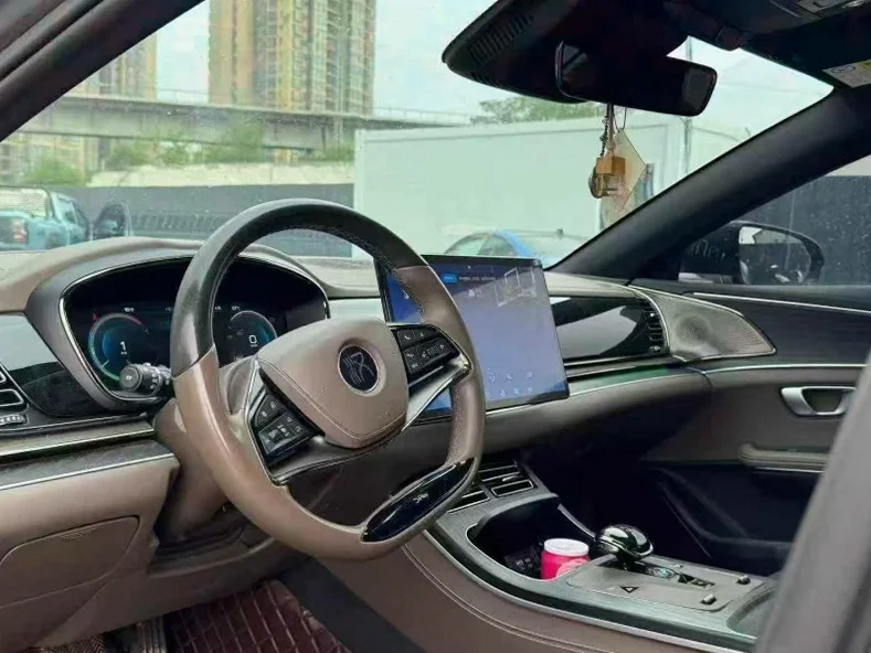 比亚迪汉 后面外观一