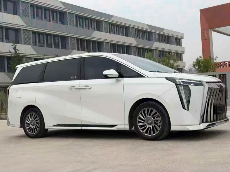 传祺M8 正面外观三