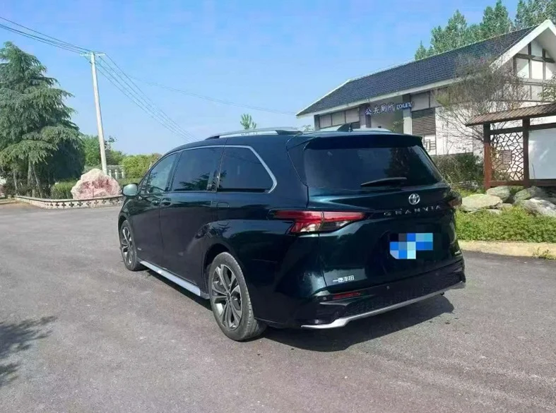 丰田塞纳 内饰后排