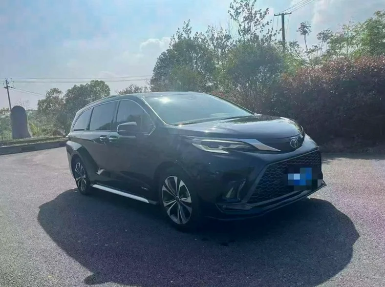 丰田塞纳 正面外观二