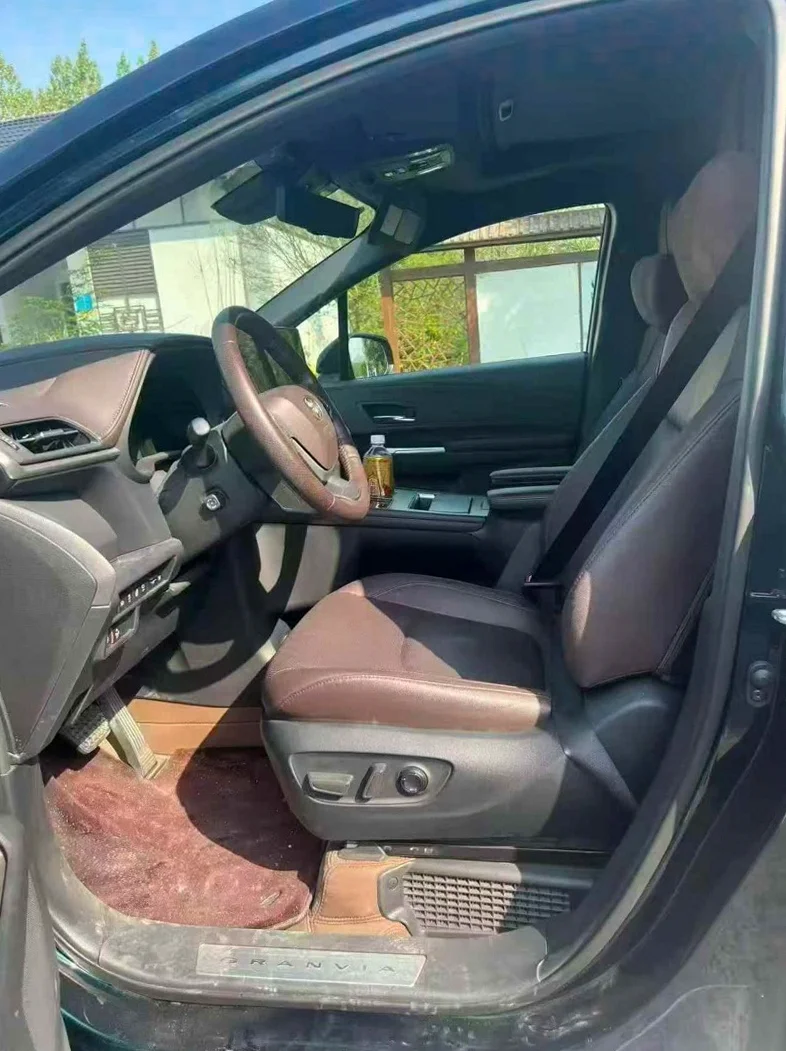 丰田塞纳 后面外观三