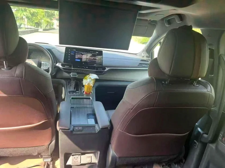 丰田塞纳 后面外观一