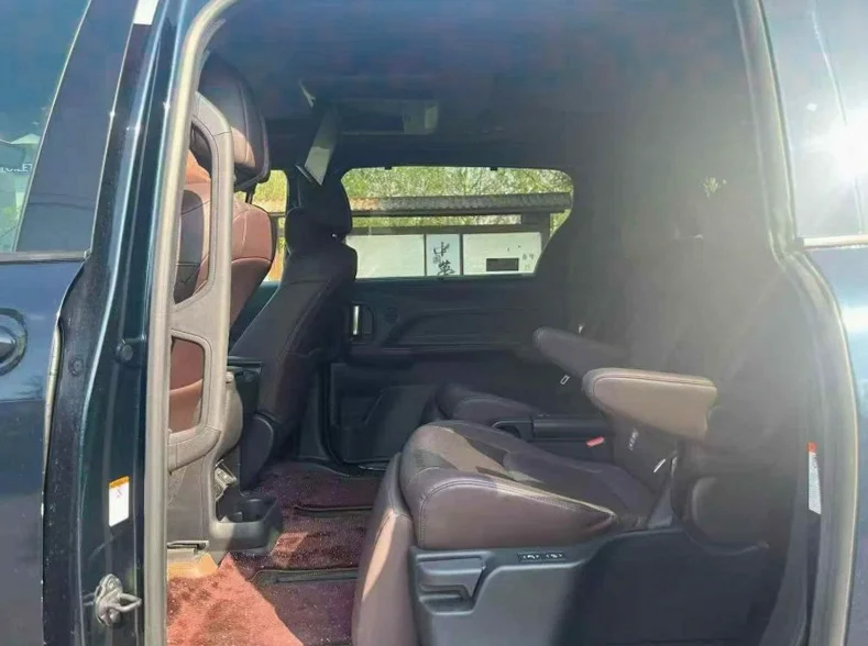 丰田塞纳 后面外观二