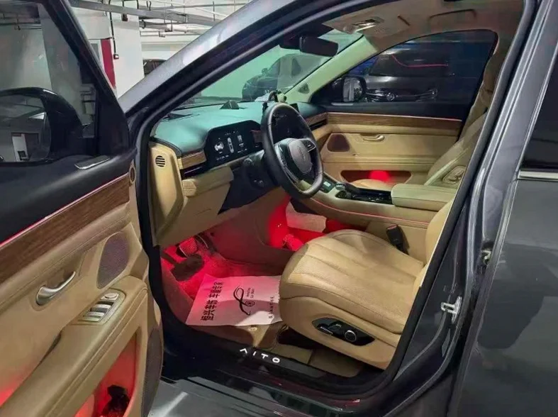 华为智选问界 后面外观一