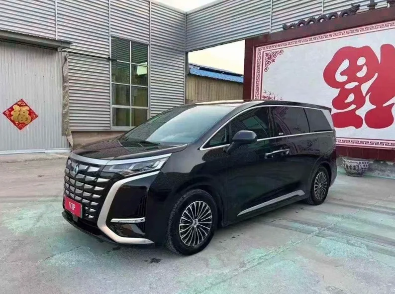 腾势D9 正面外观三