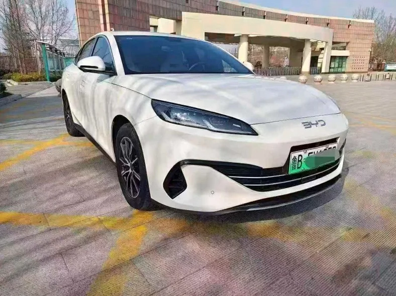 比亚迪海豹 正面外观二