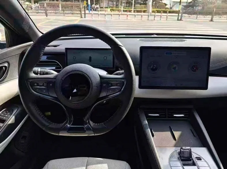 比亚迪海豹 后面外观一