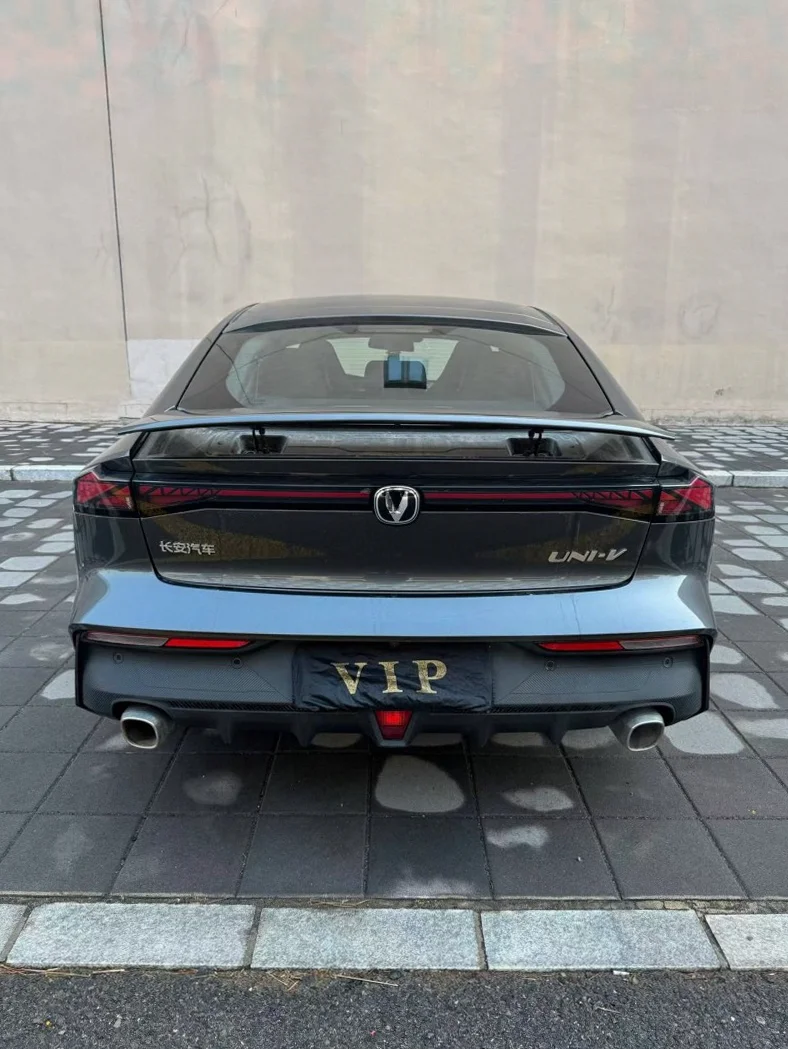 长安汽车UNI 后面外观二
