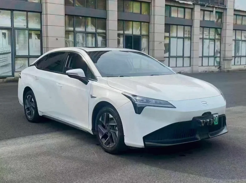 传祺埃安S 正面外观三