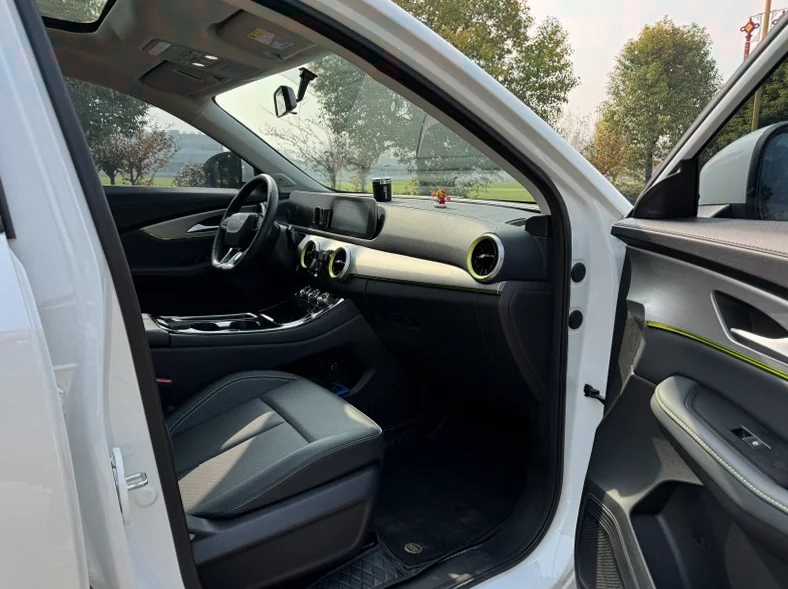 东风雷霆 内饰后排