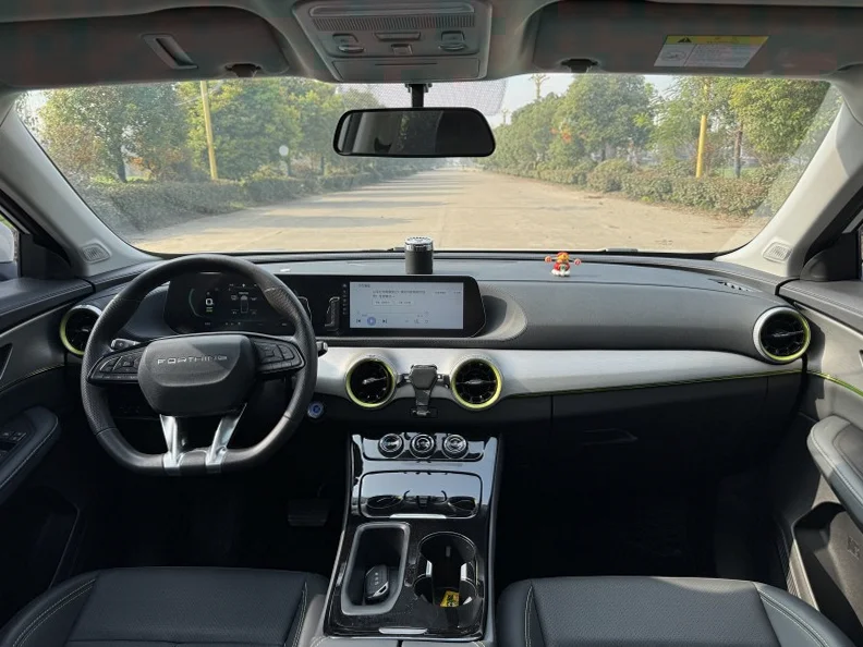 东风雷霆 驾驶室