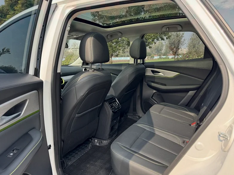 东风雷霆 内饰前排