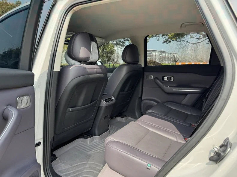 零跑汽车C10 内饰后排