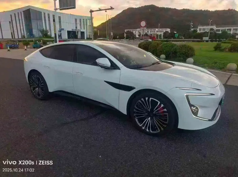 阿维塔12 正面外观二