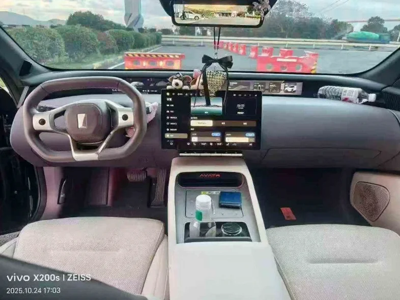 阿维塔12 内饰前排