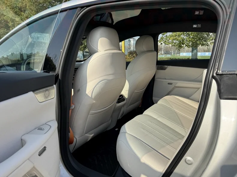 东风奕派 内饰后排