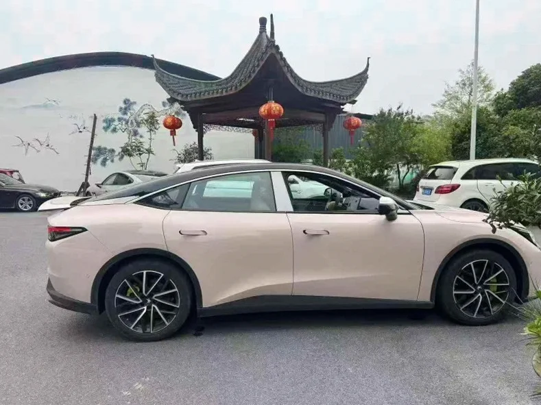 极狐汽车阿尔法 后面外观一