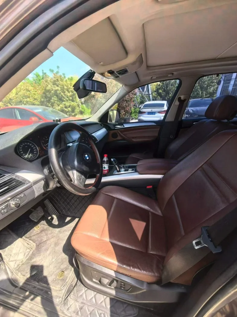 宝马X5 后面外观一