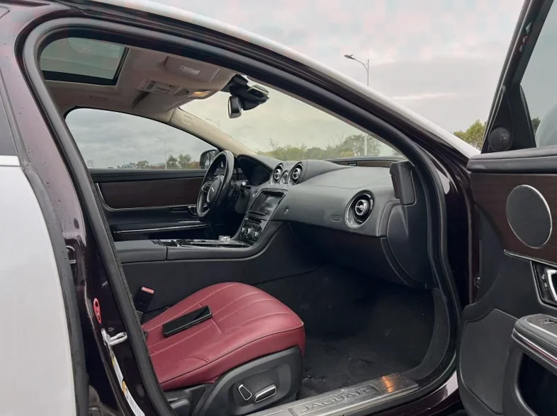 捷豹XJL 正面外观三